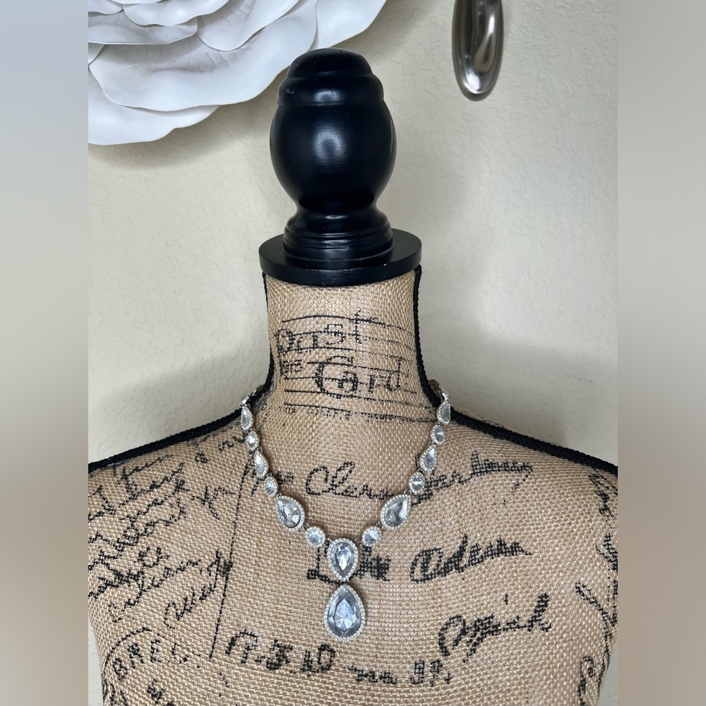 Faux Silver Faux Crystals of Various Sizes Teardrop Shaped Necklace Adjustable